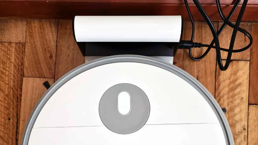 La aspiradora robot tiene un cargador especial.