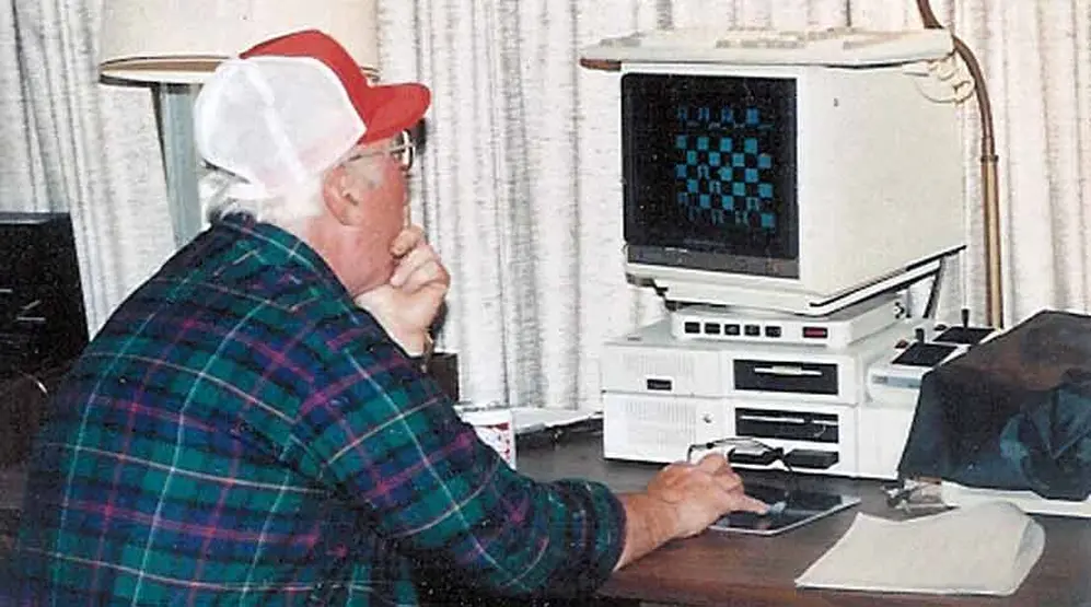 Un hombre juega al ajedrez en una IBM PCjr.
