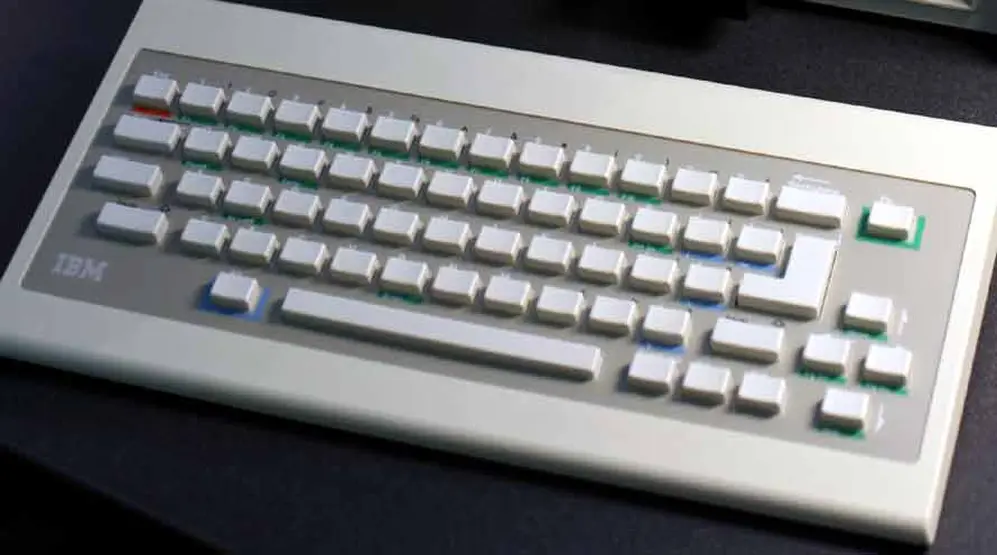 El teclado polémico de la IBM PCjr.