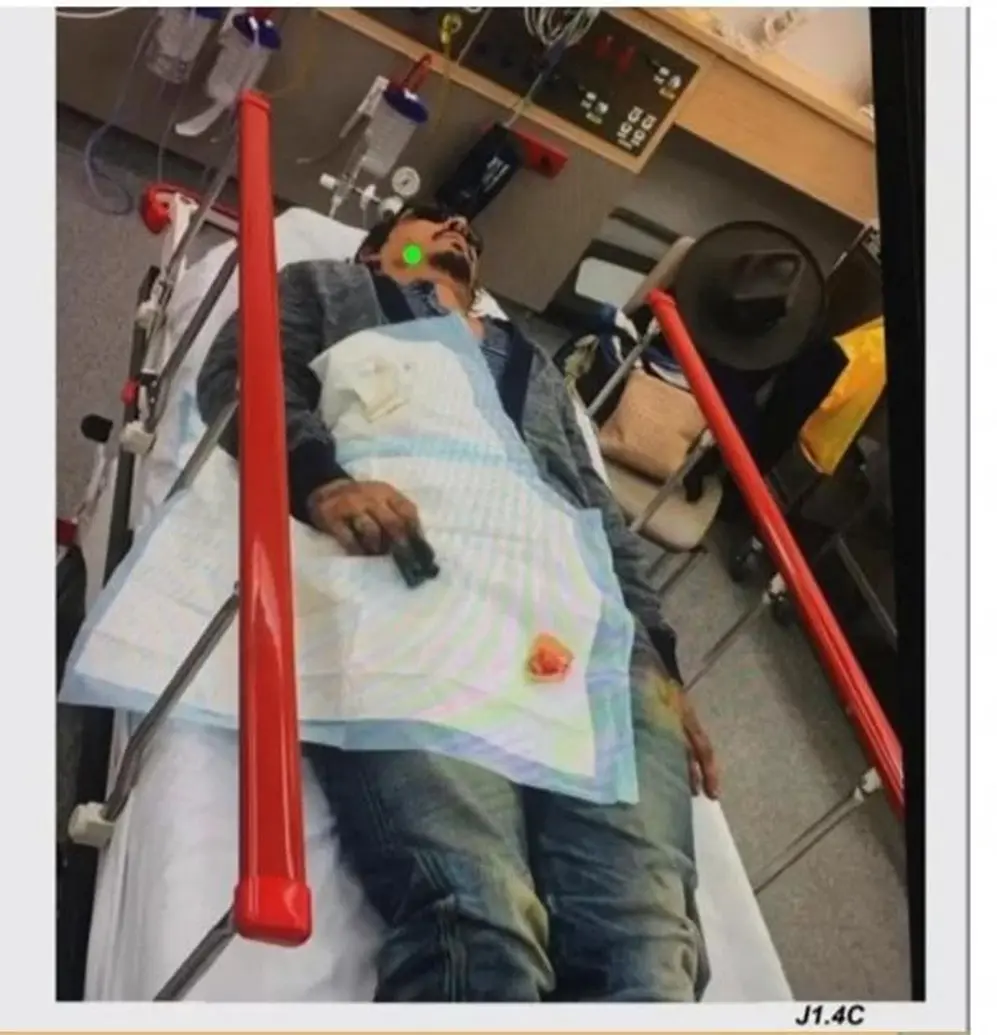 Depp entra con un dedo lastimado al hospital.