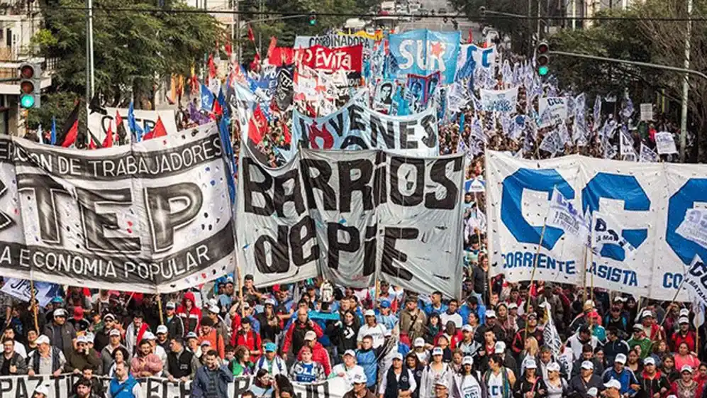 El plan de Cristina mete a los movimientos sociales en una disputa política con los intendentes peronistas 