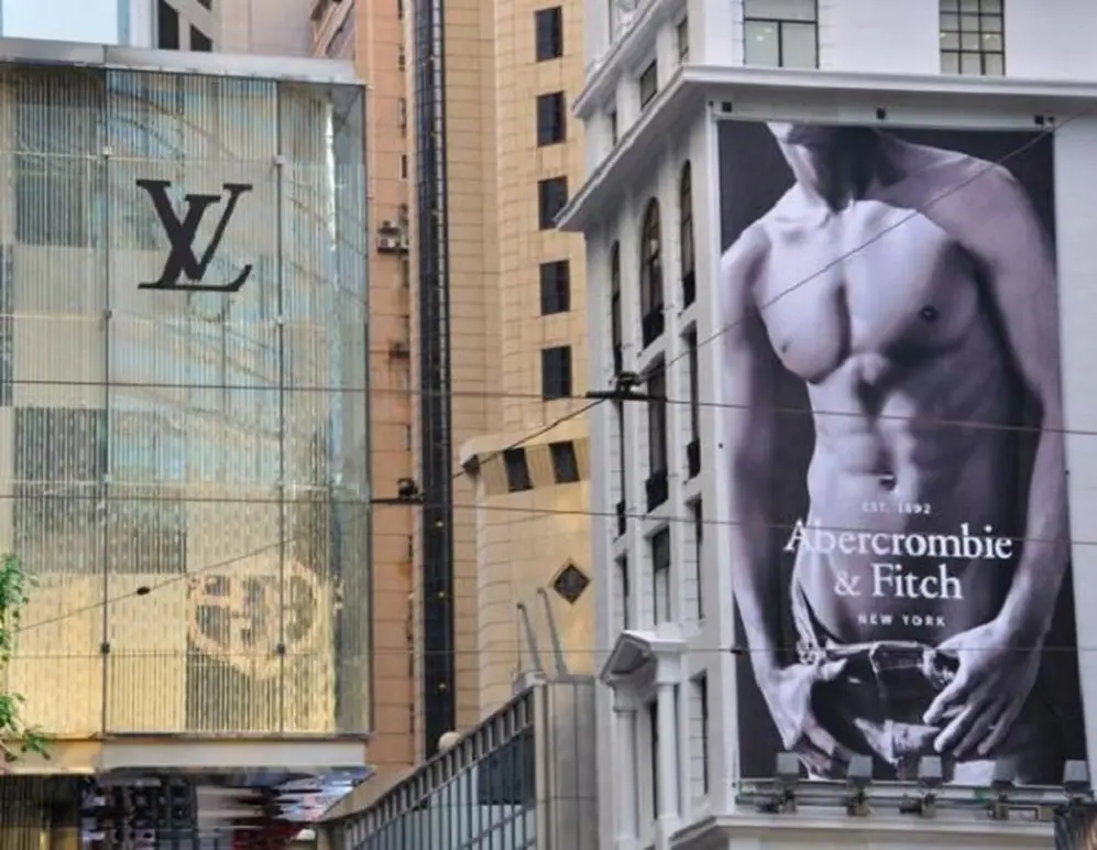 Gente paseando las bolsas con modelos desnudos de Abercrombie & Fitch 
