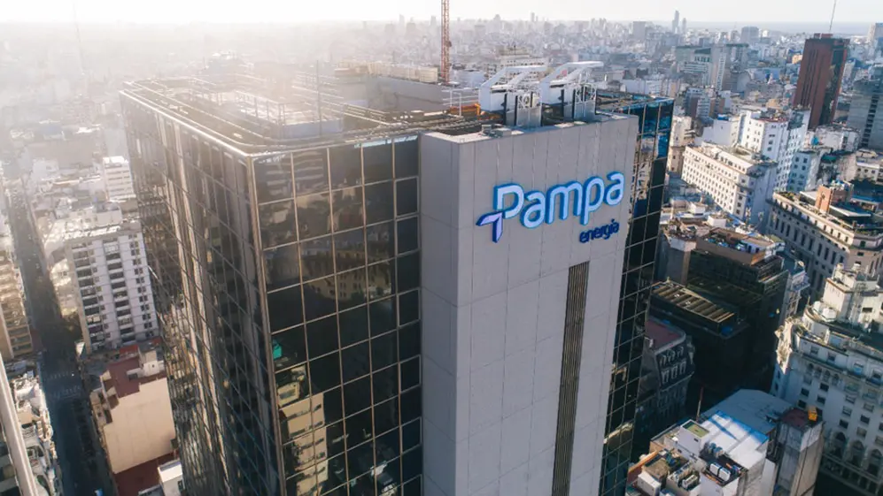 Pampa Energía tiene participación en toda la cadena de generación y distribución de electricidad, también en gas y petróleo.