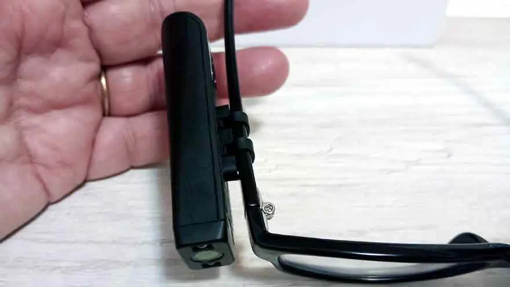 Orcam MyEye 2.0 se monta en el anteojo del usuario.