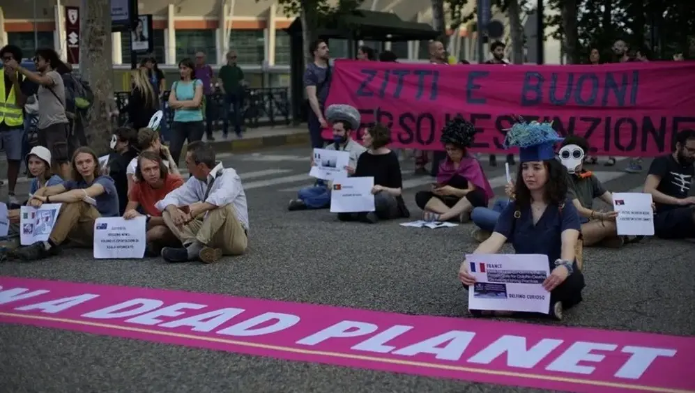 El grupo ambientalista que realizaba el piquete fue desalojado por los automovilistas 