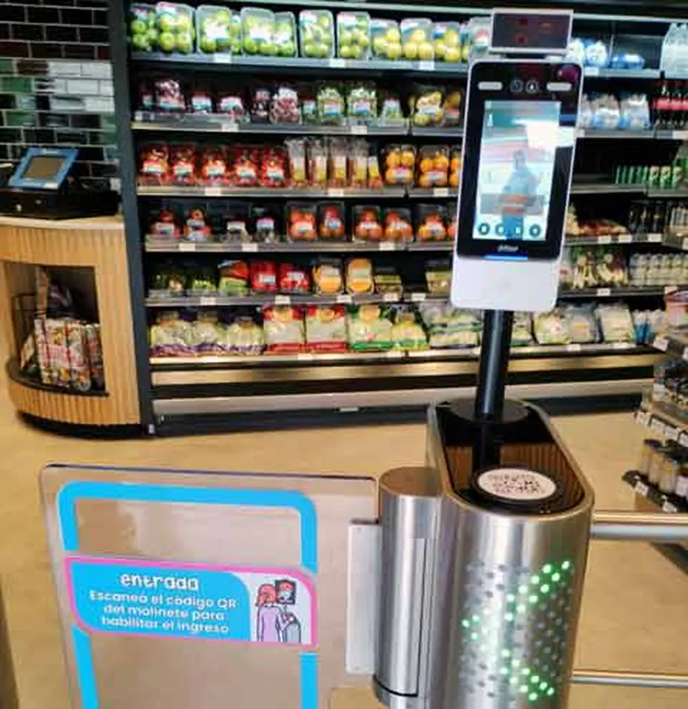 Para ingresar al local hay que escanear un QR con la aplicación de Quick.