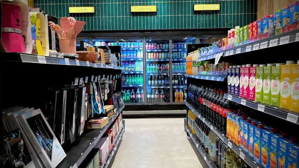 En las góndolas y el restio del local hay cámaras que monitorean el stock y al consumidor.