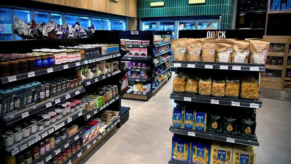 El supermercado tiene una amplia oferta de productos, varios de ellos importados.