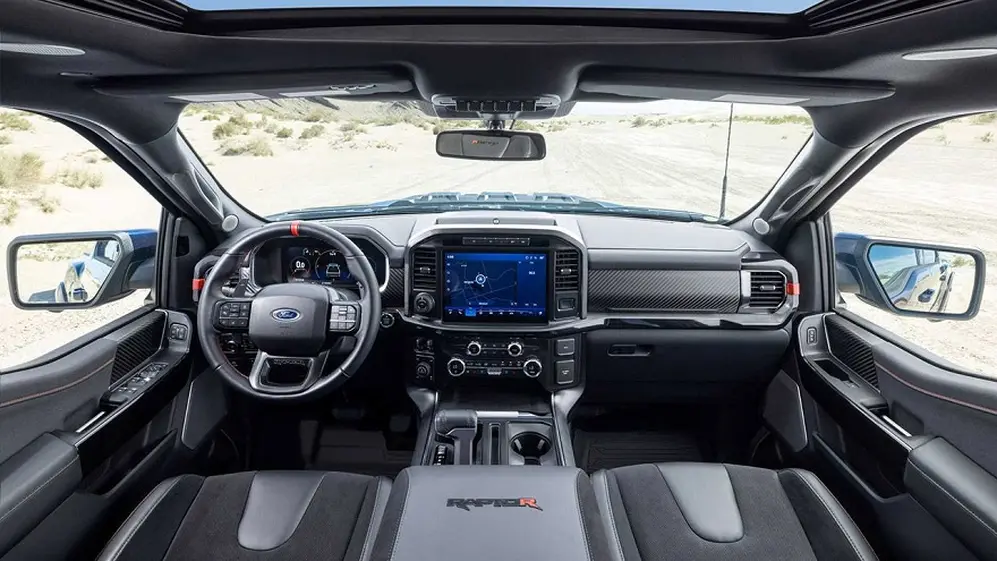 La deportividad de la Raptor R se nota en el interior.