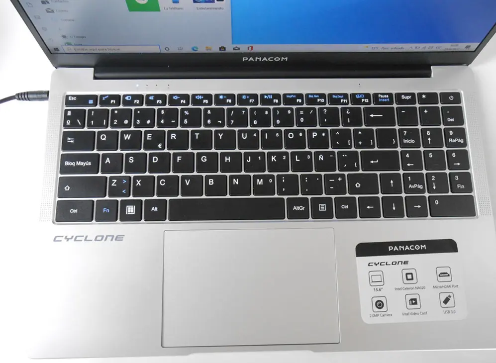 El teclado es amplio y cómodo de usar.