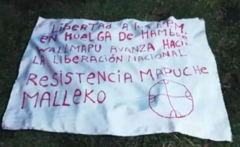 El cartel hallado en aeródromo atacado en el sur de Chile 