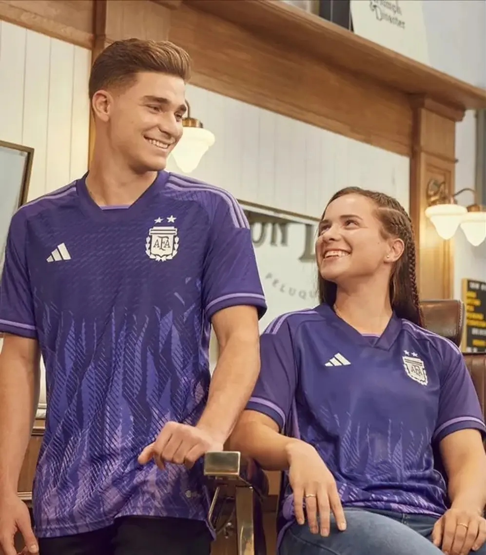 Julián Álvares y Agostina Holzheier posan con la nueva camiseta de la selección