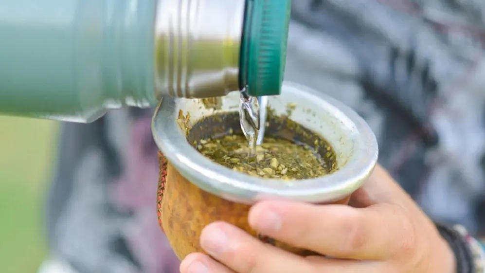 Las ventajas de tomar mate en ayunas son variadas, ya que por su alto contenido de cafeína impulso la voluntad necesaria para comenzar el día
