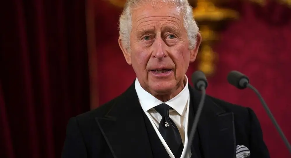 Una de las predicciones sería la renuncia del Rey Carlos de Inglaterra