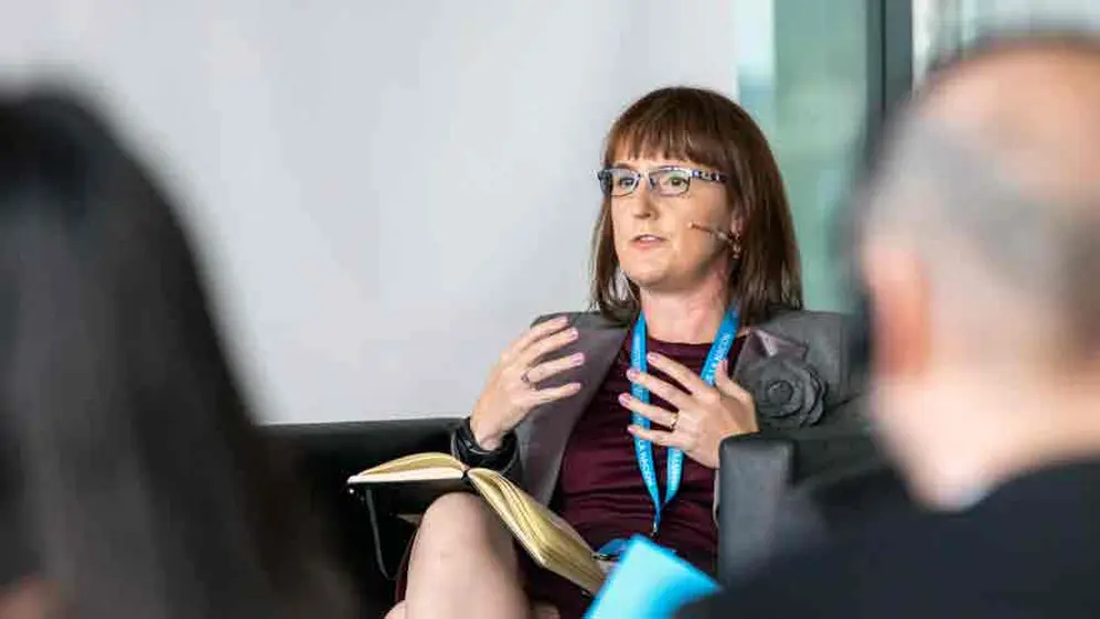 Aisling Kelly en una reunión sobre seguridad informática en Buenos Aires.
