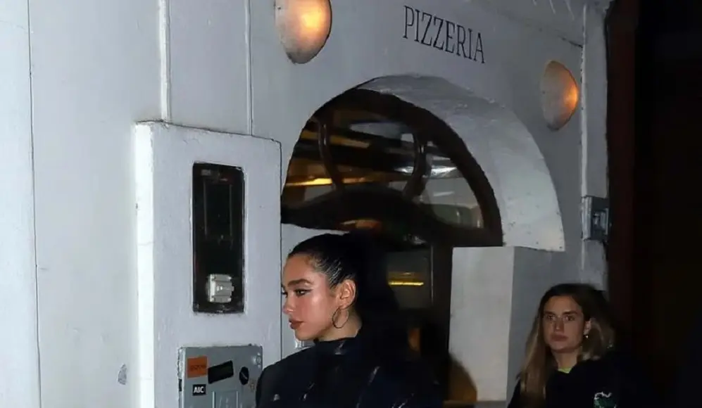 Dua Lipa cerró su estadía en Buenos Aires cenando en una pizzería.