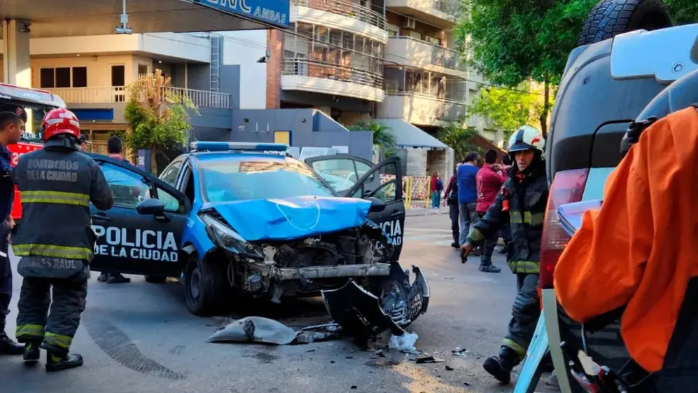 Choque y vuelco en Núñez: un patrullero impactó con un auto y hay heridos