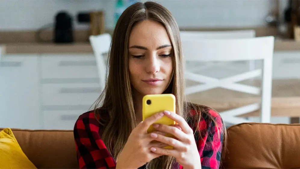 El algoritmo de Tinder tiene en cuenta la actividad, los intereses y las fotos de los usuarios para mostrar diferentes perfiles.
