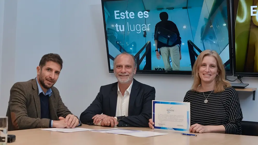 Epígrafe foto 2: GONZALO STRAFACE, Director general de Coordinación del Sistema Integral de Prácticas del Ministerio de Educación, PABLO PEREIRA, CEO NTT DATA Argentina, MELINA SEOANE, Head of People NTT DATA Argentina