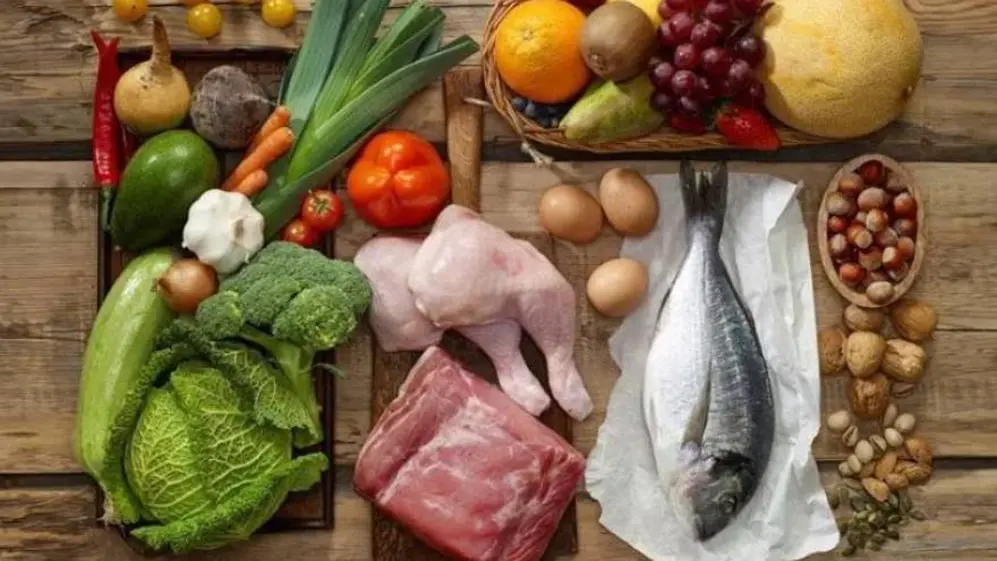 La dieta paleolítica implica consumir solo alimentos que puedan ser encontrados en la naturaleza
