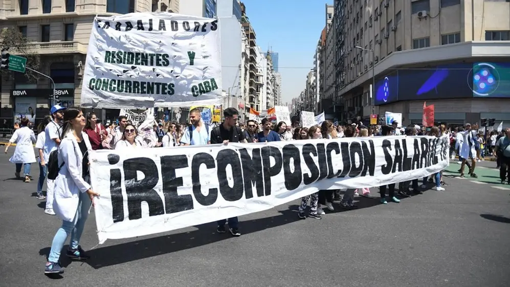 Aunque el Gobierno ofreció un aumento salarial del 99%, residentes y concurrentes