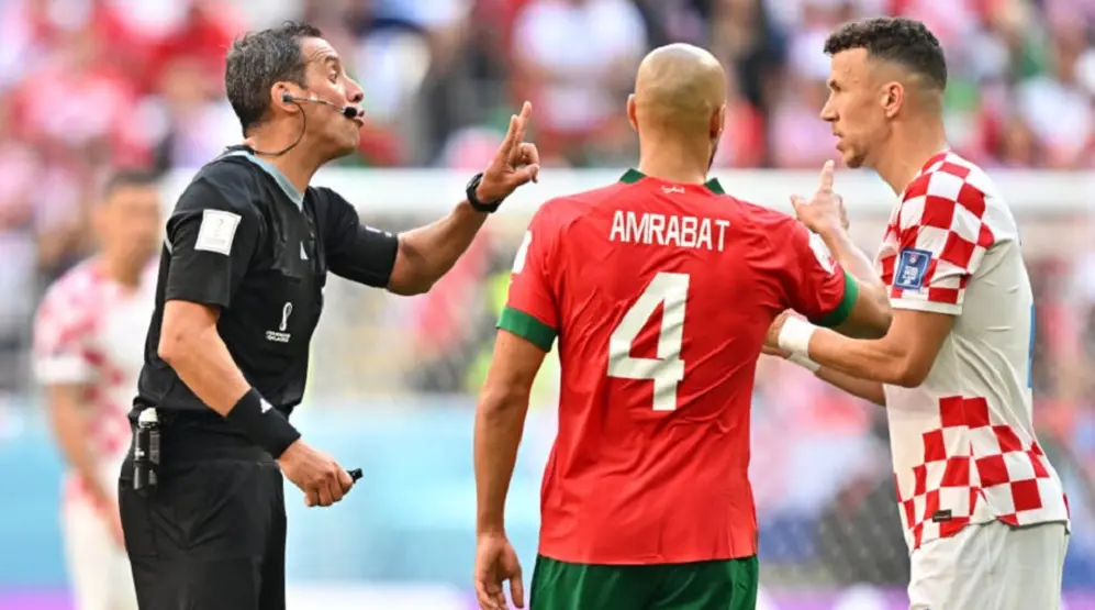 Croacia reclamó penal luego de que el arquero Bono tapara un remate y la pelota diera en el brazo de Sofyan Amrabat, pero el argentino entendió que fue casual 