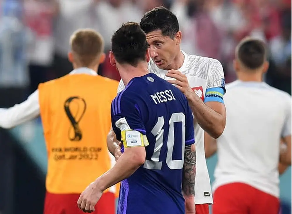 A diferencia del capitán argentino, el polaco sí habló de lo que se dijeron en pleno cruce en la mitad de la cancha tras el final del partido