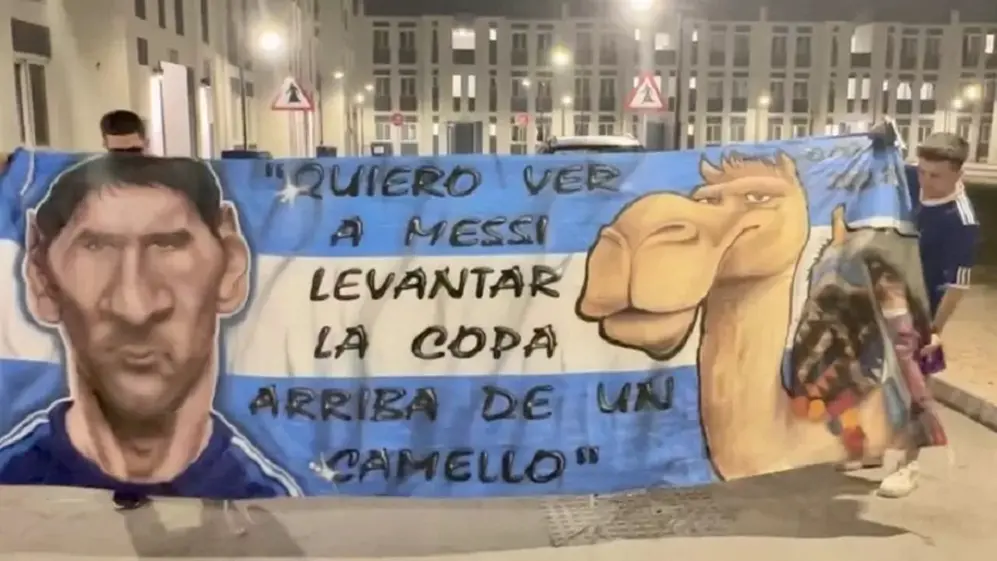 La bandera de Messi y el camell0