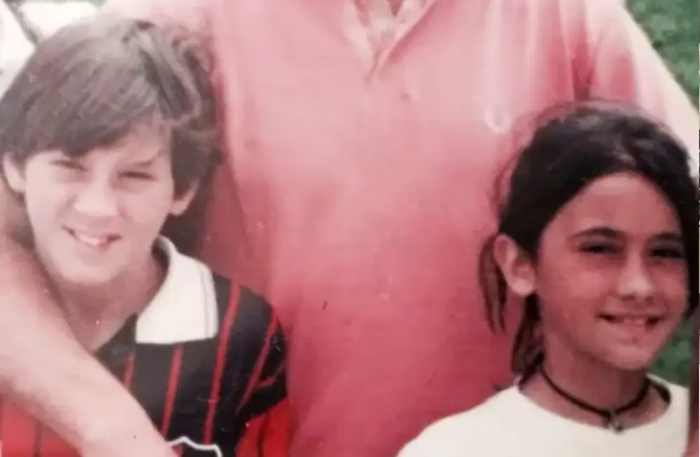 Messi con Antonela, antes de ser el mejor del Mundo.