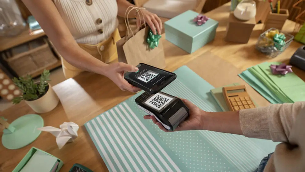 Los bancos disputan con Mercado Pago el negocio de las transacciones con QR.