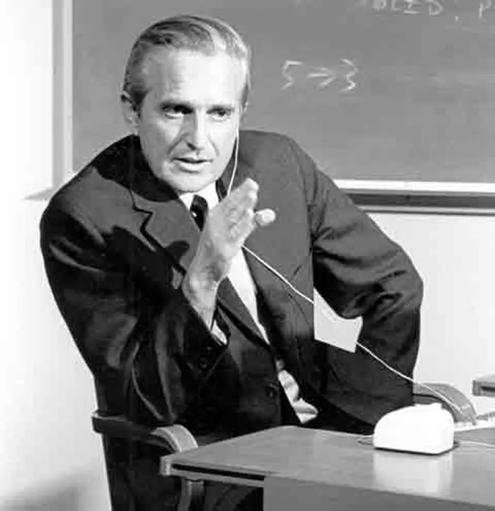 Douglas Engelbart en 1968. Debajo a la izquierda, uno de sus prototipos de mouse.
