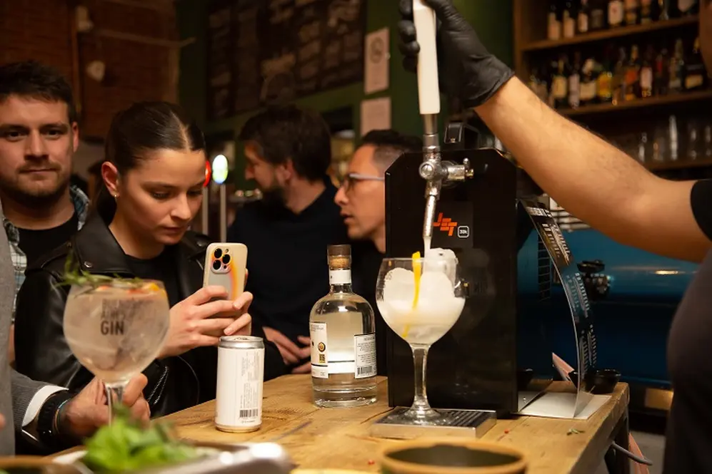 Gin Tonic Tirado, de Argentina al mundo Un invento argentino cruza el Océano Atlántico  y busca replicar su éxito en el viejo continente