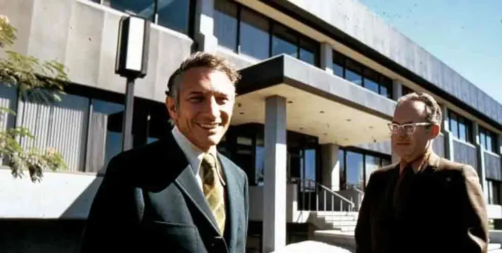 Robert Noyce (izquierda) y Gordon Moore frente a la oficina de Intel en Santa Clara en 1970.