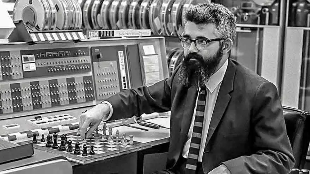John McCarthy jugando al ajedrez contra una computadora de IBM en la Universidad de Stanford.