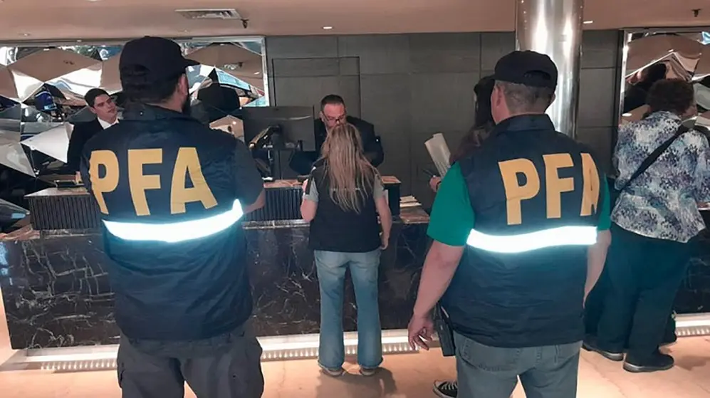 Los operativos policiales en el microcentro lograron paralizar la actividad del mercado paralelo, pero los economistas advierten que ese efecto sólo será de corto plazo