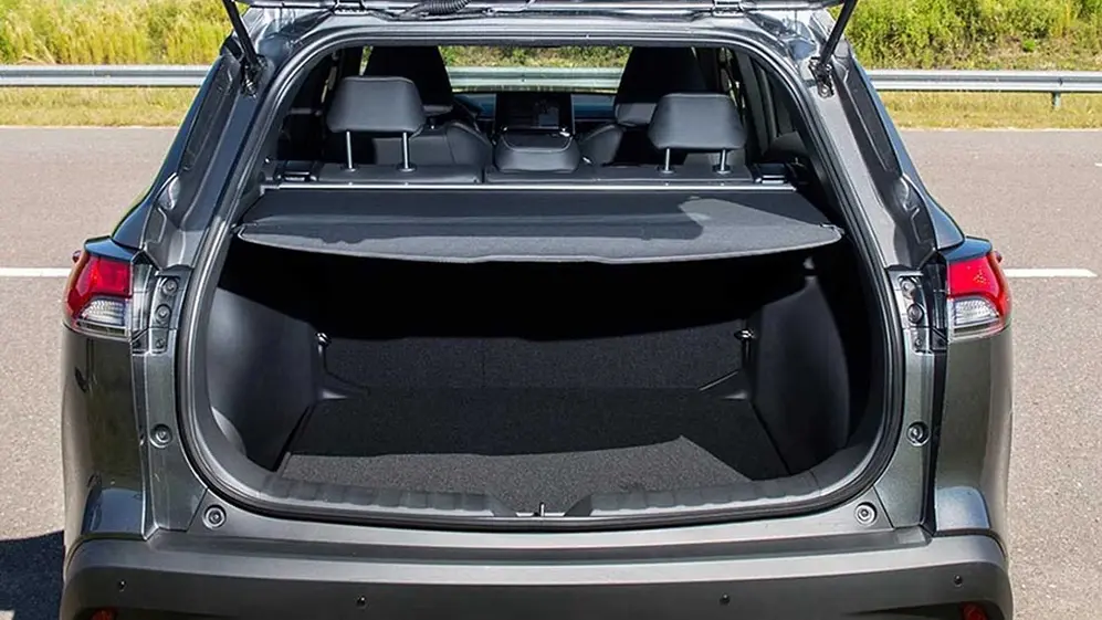 El Toyota Corolla Cross tiene un baúl más chico.