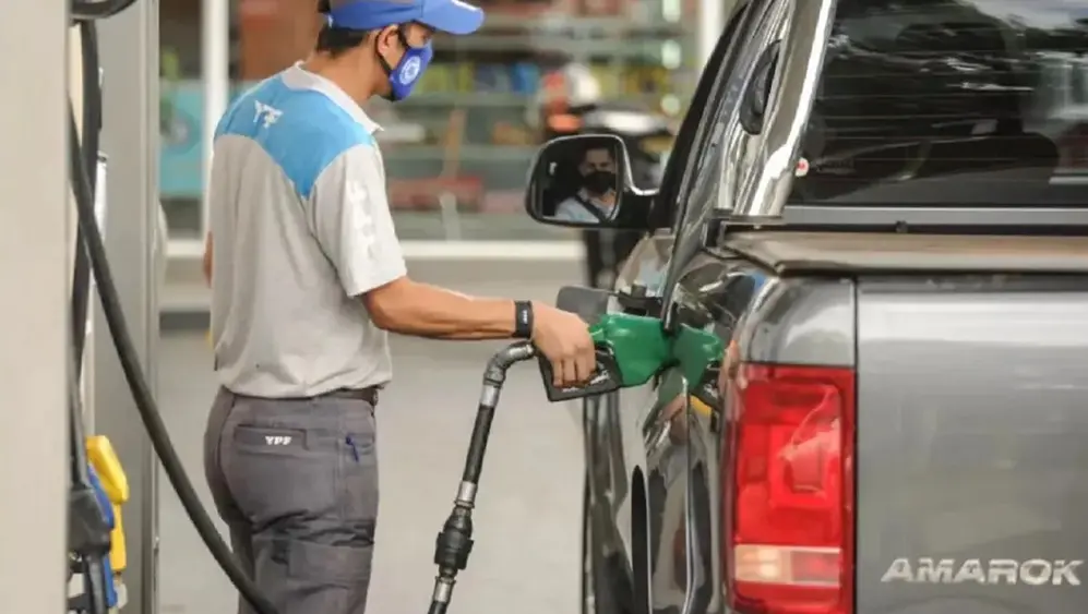 LLenar el tanque de combustible de una Amarok sale más de $20.000.