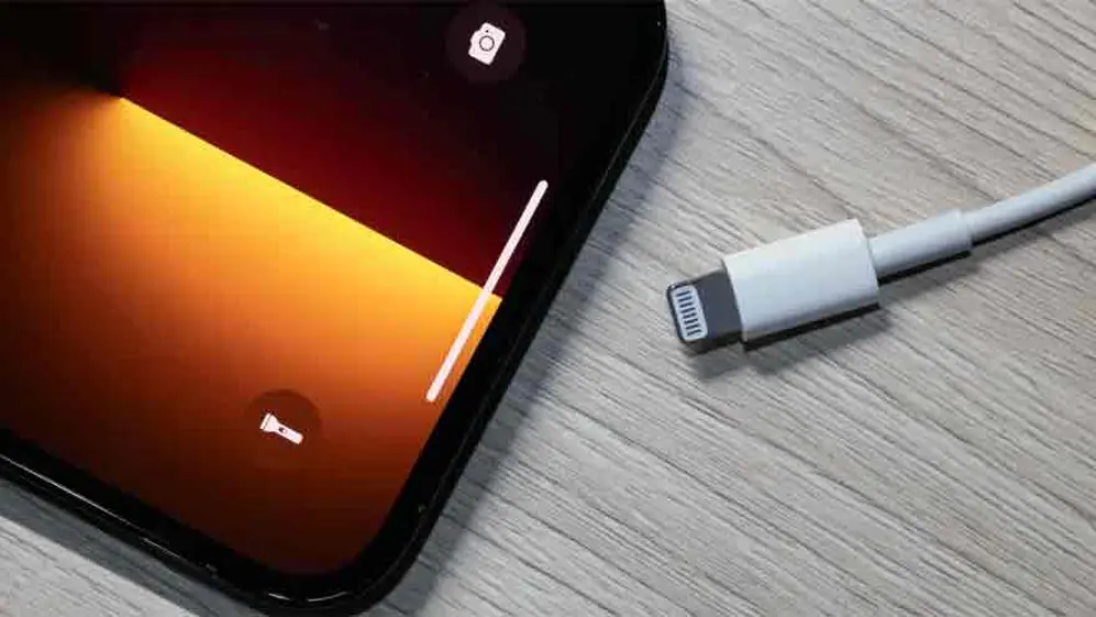 El estado del cable que alimenta de energía al celular puede estar dañado por el uso.