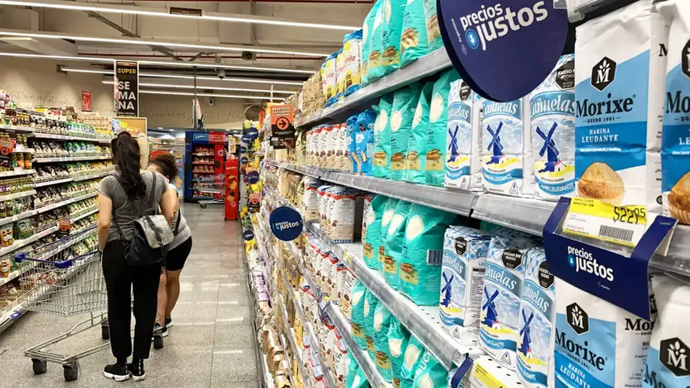 En contraste con la caída general de la recaudación impositiva, los rubros vinculados al consumo, como el IVA, siguen mostrando variaciones reales positivas
