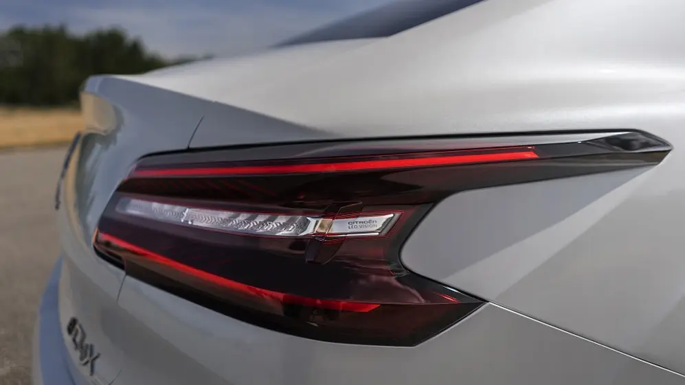 Los detalles del nuevo sedán acompañan el diseño fastback.