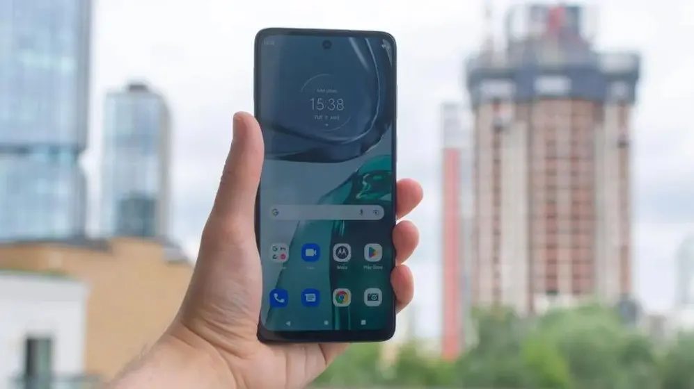 El tamaño promedio de la pantalla de los celulares actuales dificulta usarlos con una sola mano.