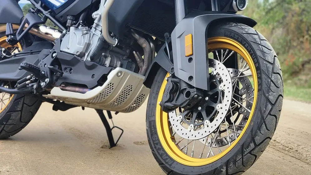 Los detalles, protecciones y equipamiento de la CF Moto son de calidad premium.