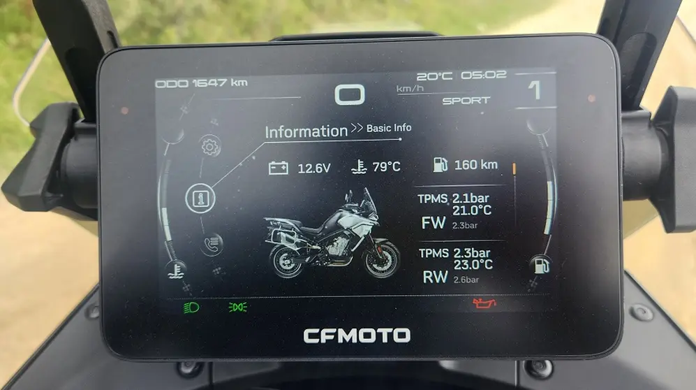 Una pantalla brinda toda la información de la CF Moto 800.