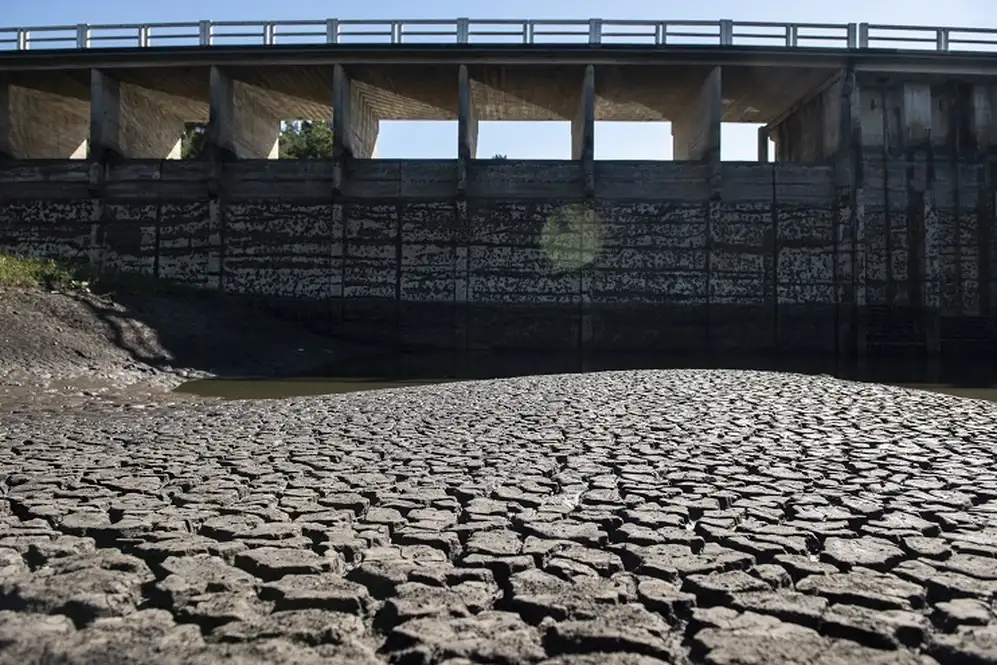 Las represas están secas y ya casi no hay agua potable en Montevideo