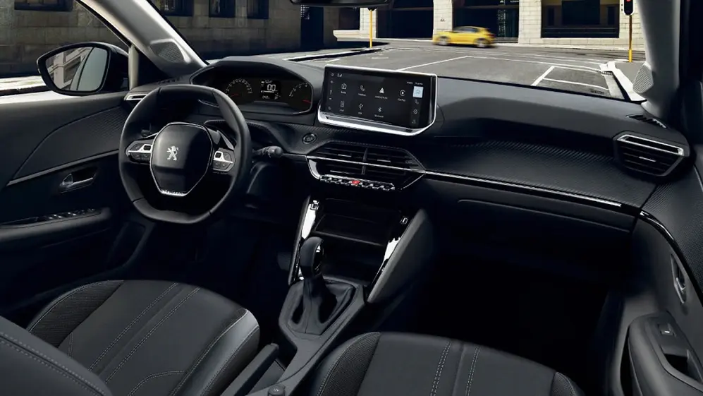 El Peugeot 208 ofrece texturas más agradables y el concepto i-Cockpit.