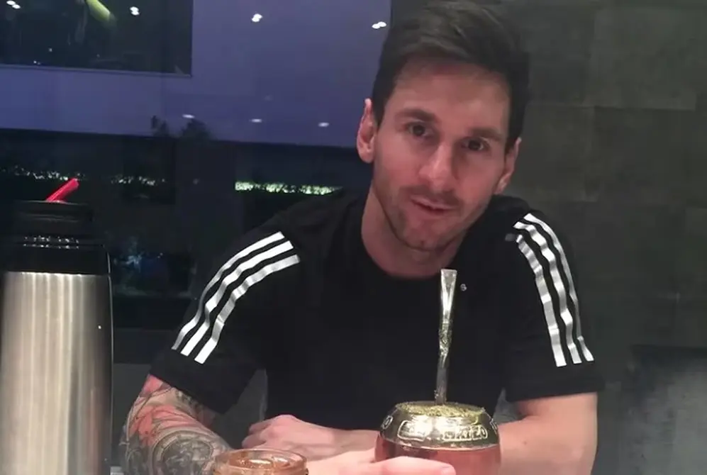 Lionel Messi no es solo el mejor jugador de fútbol del mundo, sino que también es la cara de la Argentina y sus costumbres, entre ellas, el tomar mate