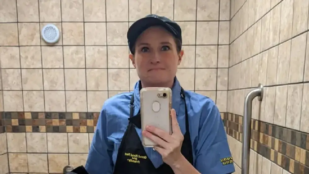 Amanda Claypool consiguió finalmente trabajo en Waffle House