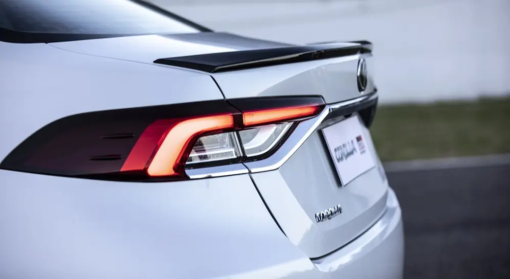 El Toyota Corolla GR-S también tiene un alerón más aerodinámico.