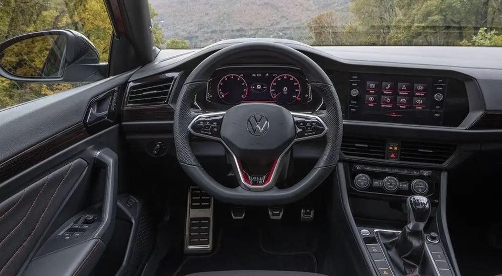 Volante de cuero y pedalera en aluminio, dos buenos detalles del Vento GLI.