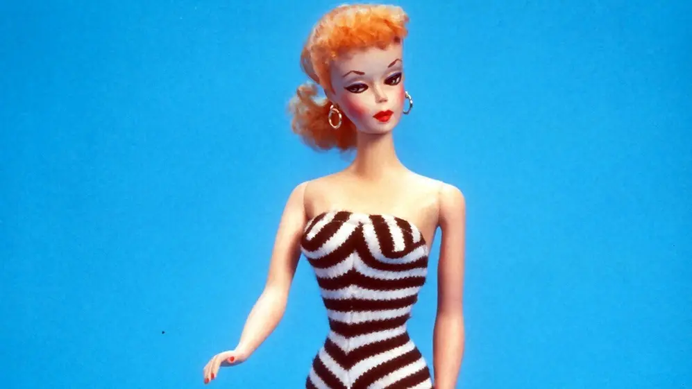 La Barbie original en su traje dde baño a rayas blancas y negras